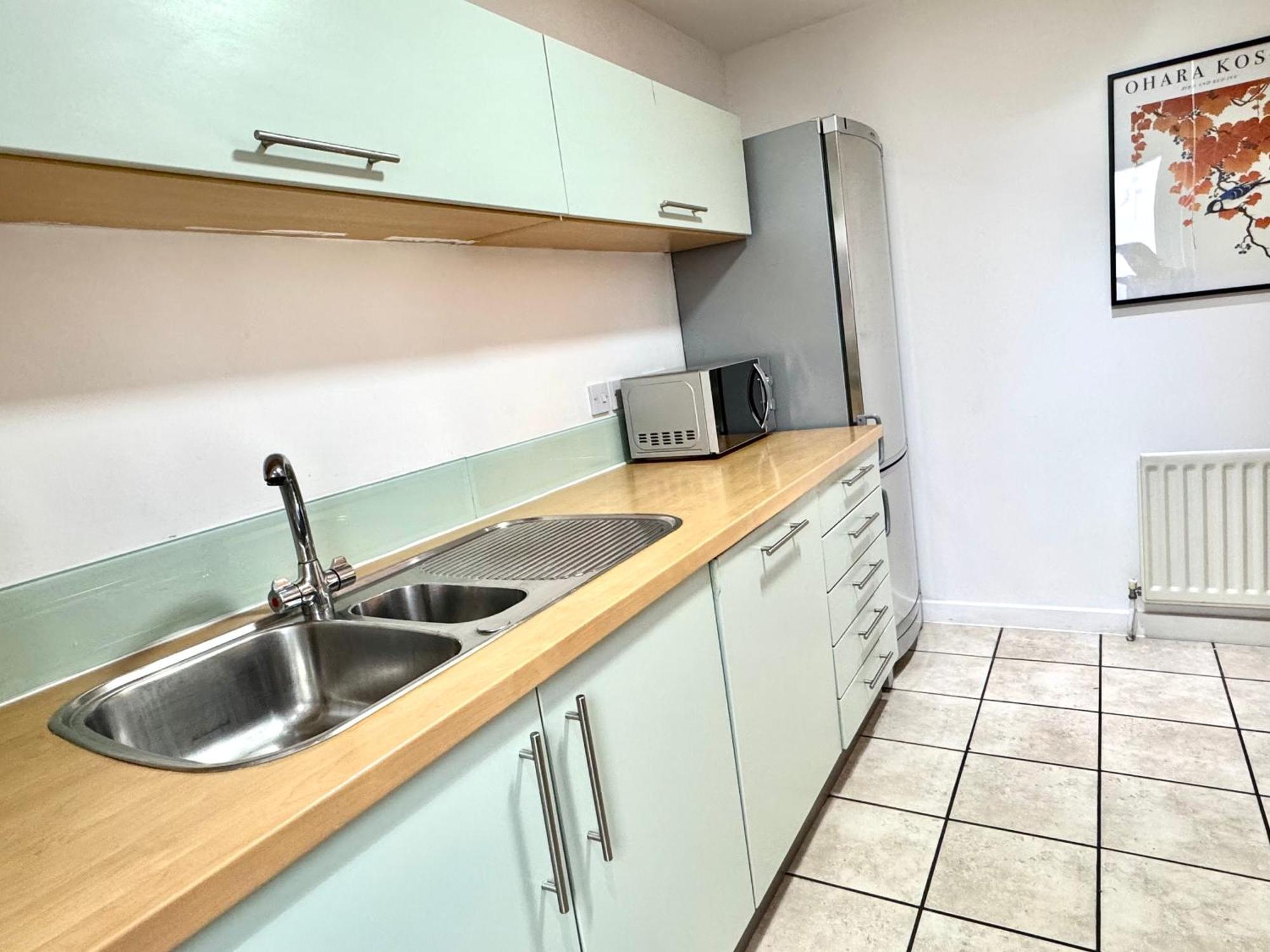 2 Bed, 2 Bath, Ground Floor Whole With Parking, Near & Stratford, Close To Station, Zone 2 * London